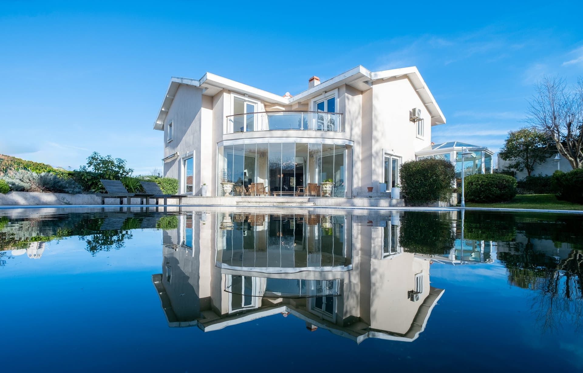 Zekeriyaköy’de havuzu ve bahçesiyle müstakil bir villa