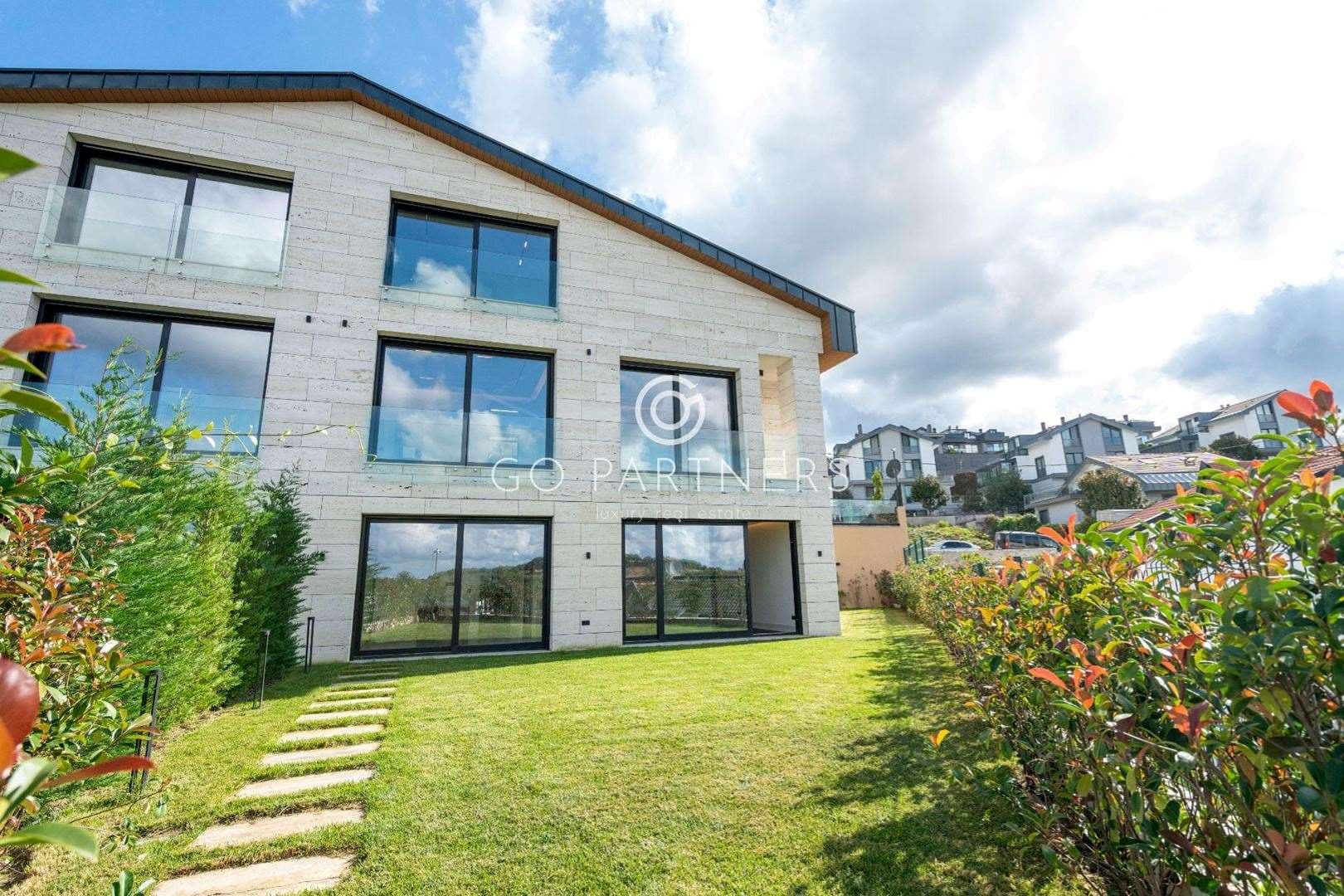 Zekeriyaköy'de Modern Mimari İle Tasarlanmış, Lüks 4+1 Villa! — 1/36