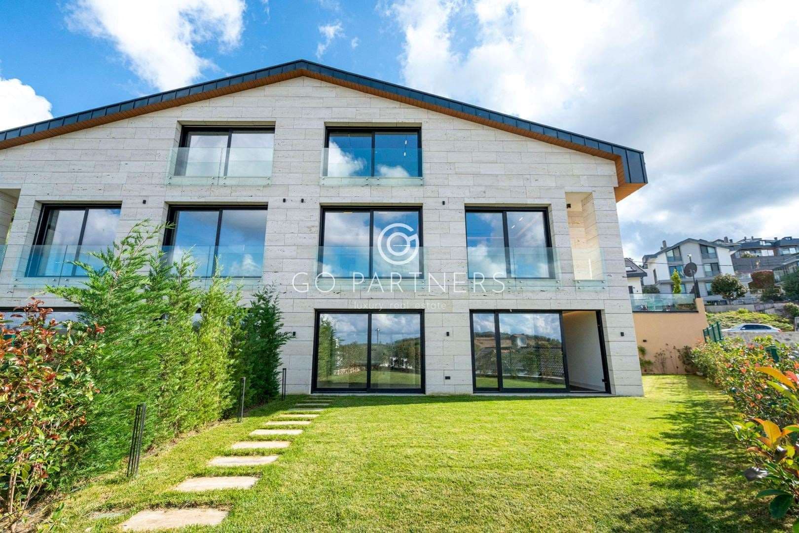 Zekeriyaköy'de Modern Mimari İle Tasarlanmış, Lüks 4+1 Villa! — 2/36