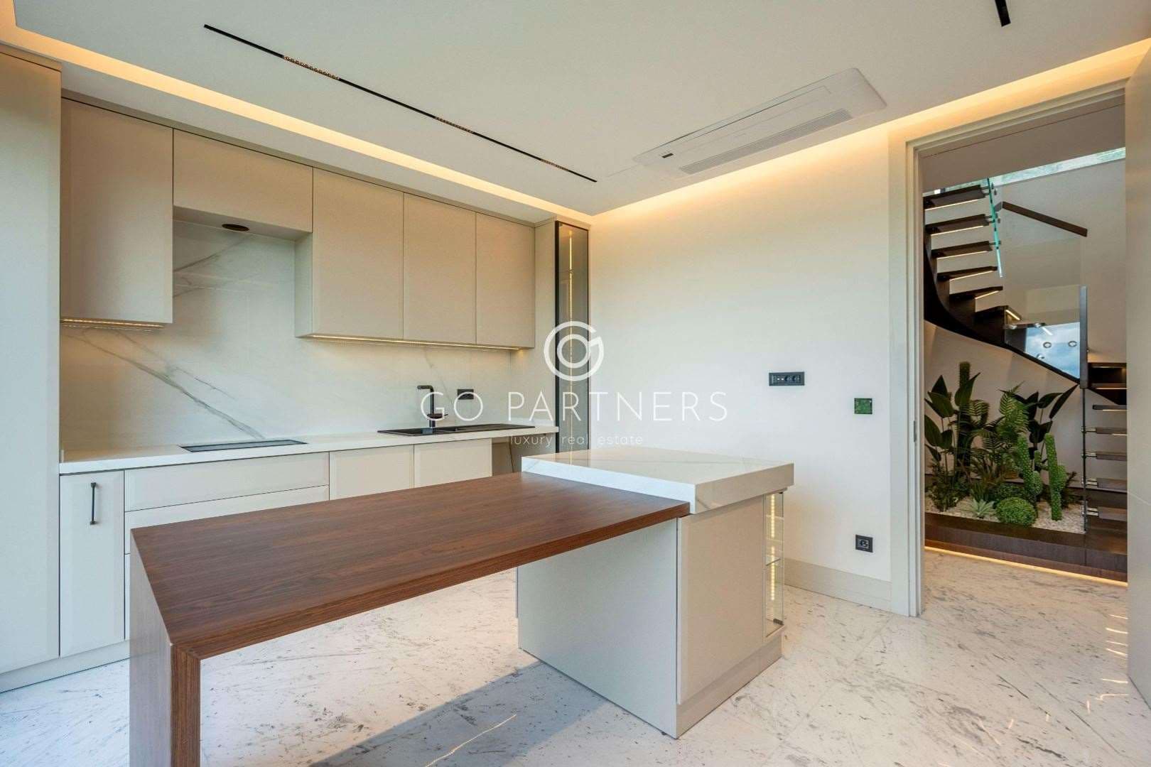 Zekeriyaköy'de Modern Mimari İle Tasarlanmış, Lüks 4+1 Villa! — 9/36