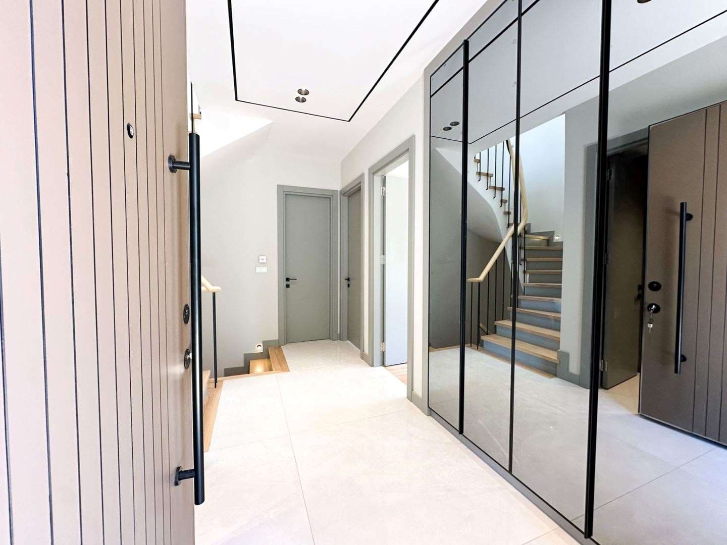 Uskumruköy'de Tünele Yakın Konumda 225m² 4+1 Satılık İkiz Villa — 1/46