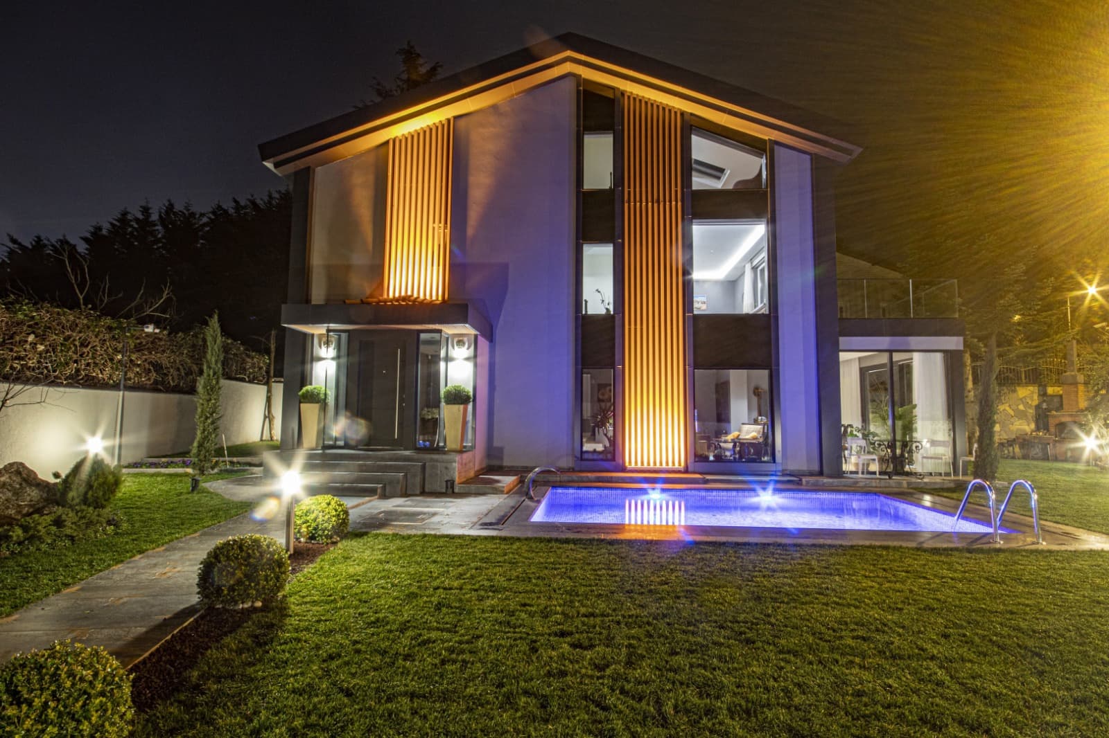 Zekeriyaköy'de Modern Mimari İle Yenilenmiş Havuzlu Koza Villa