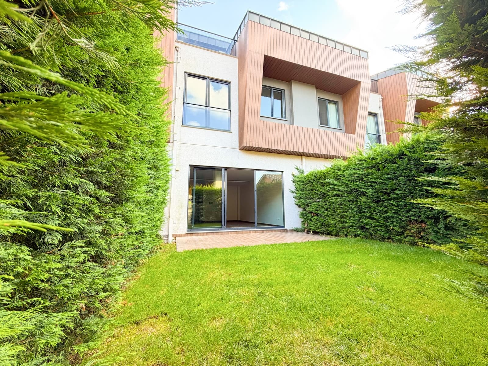 Zekeriyaköy'de Havuzlu Sitede Kiralık 4+1 Villa — 16/31