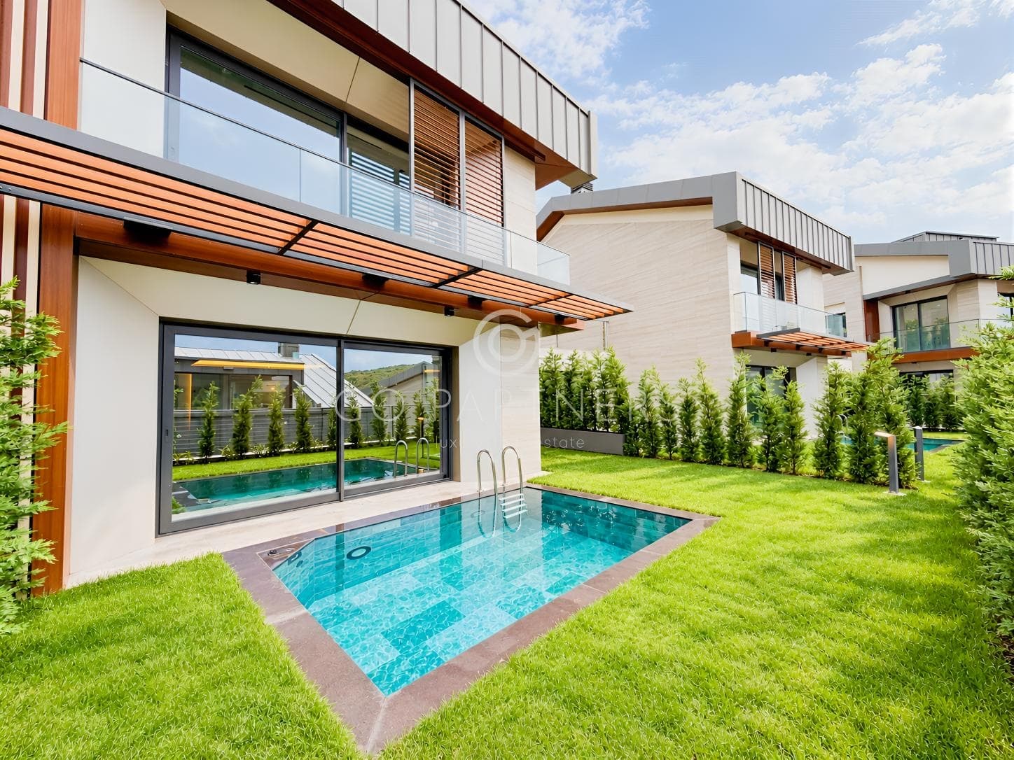 Flamingo Zekeriyaköy Sitesinde Manzaralı Havuzlu Kiralık Villa