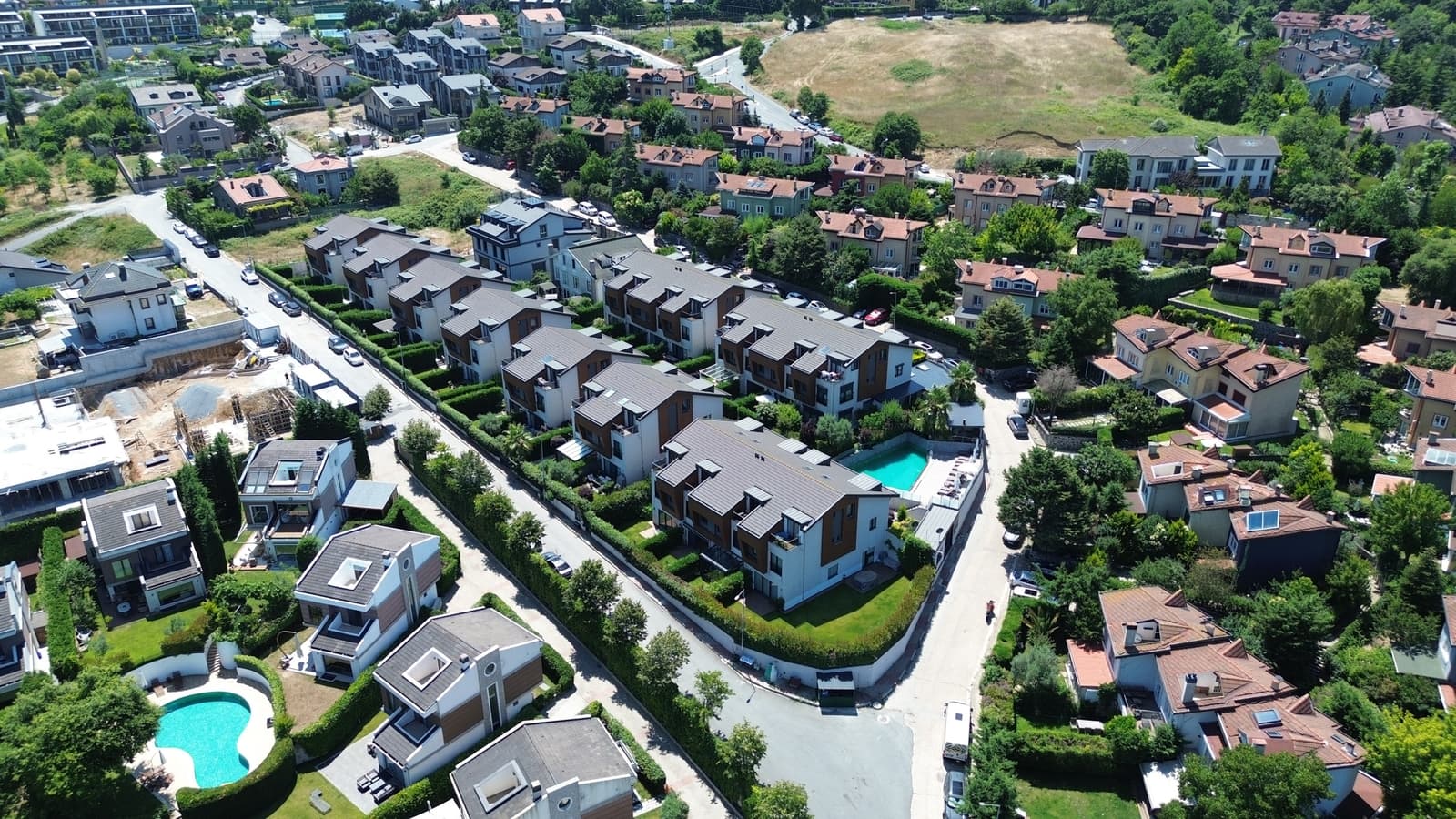 Zekeriyaköy'de Havuzlu Sitede 4+1 Villa — 1/31